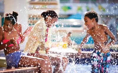 Norwegian Gem pool deck